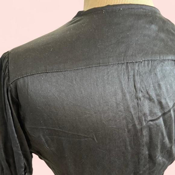 2000’s Vintage Black genuine silk cap short sleeve v-neck plunge bust blouse - Picture 5 of 7